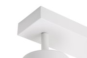 Close-up van een witte led-spot, van onderaf gezien, met een rechthoekige plafondbevestiging.