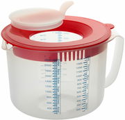 Messbecher 2,2L mit rotem Deckel und Skala, seitliche Perspektive