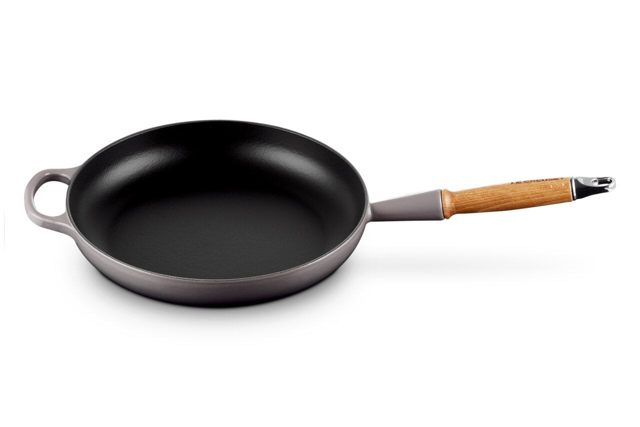 Bratpfanne mit 28 cm Durchmesser, grauer Korpus und Holzgriff, seitliche Perspektive