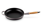 Bratpfanne mit 28 cm Durchmesser, grauer Korpus und Holzgriff, seitliche Perspektive