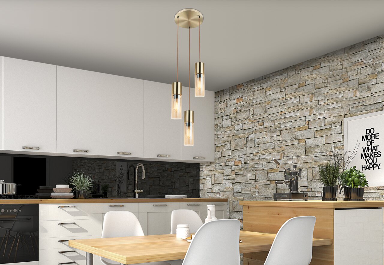 Moderne Hängeleuchte mit drei zylinderförmigen Lampenschirmen aus Glas und goldenen Akzenten, von unten betrachtet in einer stilvollen Küche mit Steinwand und Holzmöbeln.