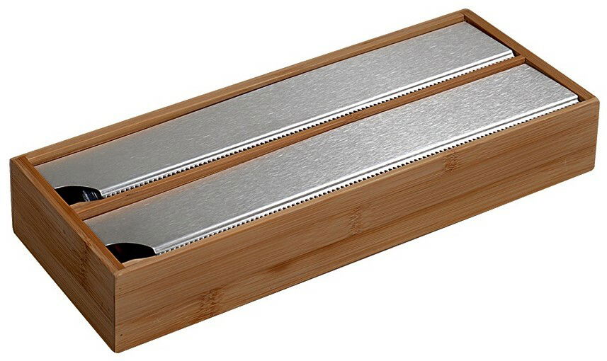 Folienspender aus dunklem Bambus mit zwei silbernen Schneidleisten, Perspektive von schräg oben.