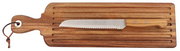 Holz-Schneidebrett mit Griff und Lederband, darauf ein Brotmesser mit Wellenschliff, Draufsicht
