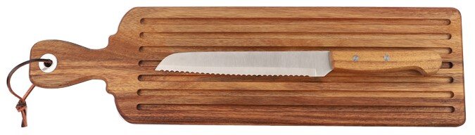 Holz-Schneidebrett mit Griff und Lederband, darauf ein Brotmesser mit Wellenschliff, Draufsicht