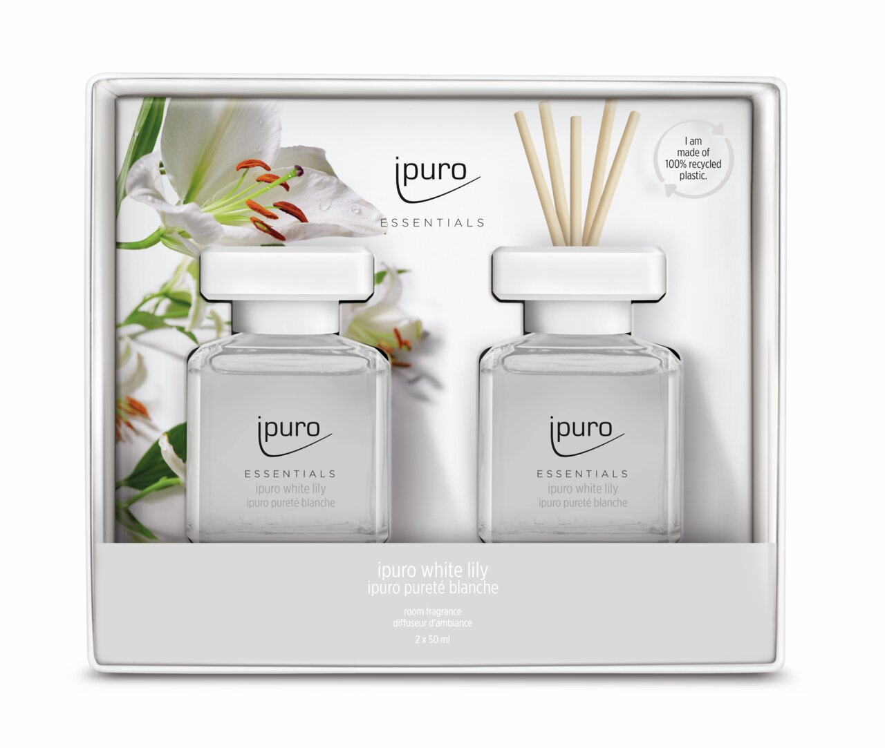 Twee flessen White Lily-kamerparfum van ipuro in een verpakking met witte lelies op de achtergrond, vooraanzicht