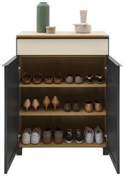 Schuhschrank mit geöffneter Tür, gefüllt mit verschiedenen Schuhen auf drei Regalböden, aus der Frontalperspektive fotografiert. Oben auf dem Schrank stehen dekorative Gegenstände.