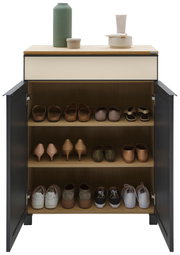 Schuhschrank mit geöffneter Tür, gefüllt mit verschiedenen Schuhen auf drei Regalböden, aus der Frontalperspektive fotografiert. Oben auf dem Schrank stehen dekorative Gegenstände.