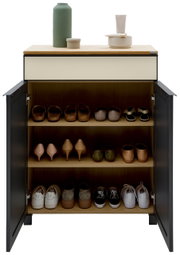 Schuhschrank mit geöffneter Tür, gefüllt mit verschiedenen Schuhen auf drei Regalböden, aus der Frontalperspektive fotografiert. Oben auf dem Schrank stehen dekorative Gegenstände.