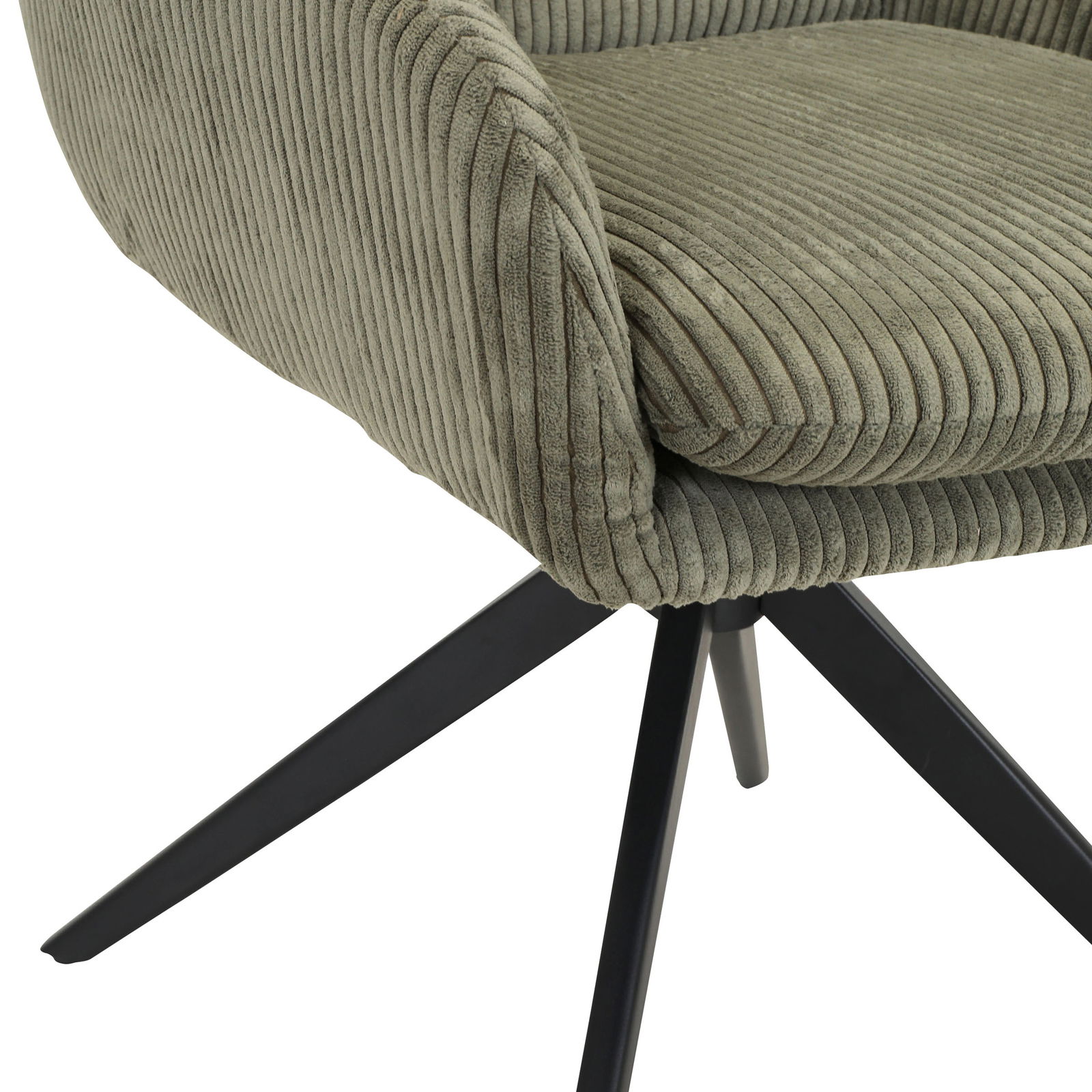 Nahaufnahme eines Armlehnstuhls mit grünem Cordbezug und schwarzen Metallbeinen, seitliche Perspektive