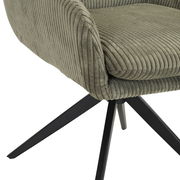 Nahaufnahme eines Armlehnstuhls mit grünem Cordbezug und schwarzen Metallbeinen, seitliche Perspektive