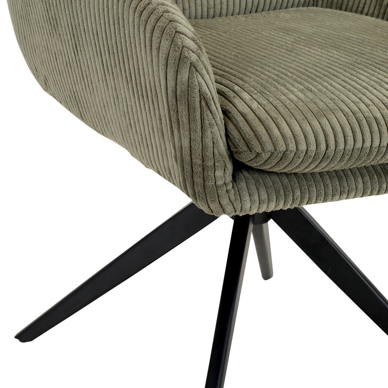 Close-up van een fauteuil met groene corduroy bekleding en zwarte metalen poten, gezien vanaf de zijkant
