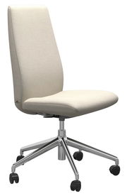 Moderner Home Office Stuhl mit hellgrauem Stoffbezug und verchromtem Drehfuß, seitliche Perspektive.