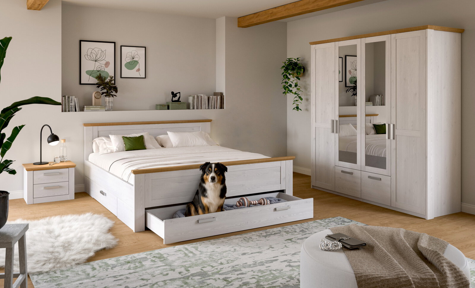 Modernes Schlafzimmer mit weißem Holzbett und ausziehbarer Bettkasten-Schublade, Nachttisch und großem Kleiderschrank mit Spiegeltüren; Ansicht schräg von vorn.