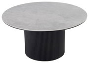 Runder Couchtisch mit grauer Marmoroptik-Tischplatte und schwarzem, gerilltem Sockel, seitliche Perspektive