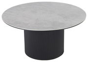Runder Couchtisch mit grauer Marmoroptik-Tischplatte und schwarzem, gerilltem Sockel, seitliche Perspektive