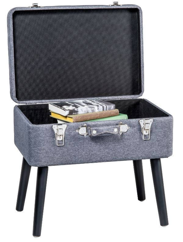 Kofferhocker mit geöffnetem Deckel, gefüllt mit Büchern, aus einer leicht erhöhten Perspektive.