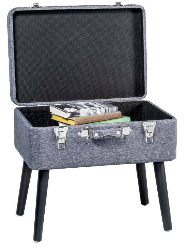 Kofferhocker mit geöffnetem Deckel, gefüllt mit Büchern, aus einer leicht erhöhten Perspektive.