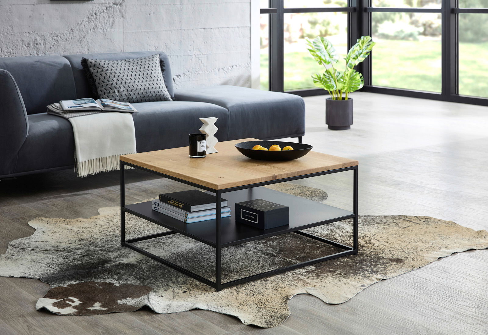 Moderner Couchtisch mit Holzplatte und schwarzem Metallgestell, seitliche Perspektive