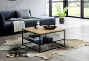 Moderner Couchtisch mit Holzplatte und schwarzem Metallgestell, seitliche Perspektive