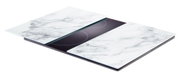 Zwei Herdabdeck- und Schneideplatten mit Marmoroptik, aus der seitlichen Perspektive fotografiert.