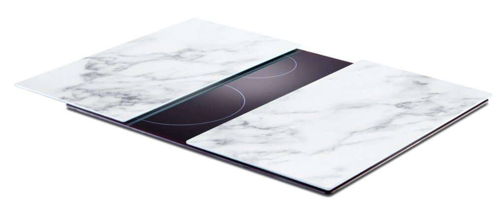 Zwei Herdabdeck- und Schneideplatten mit Marmoroptik, aus der seitlichen Perspektive fotografiert.