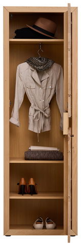 Garderobenschrank aus Holz mit geöffneter Tür, zeigt Innenansicht mit Haken für Kleidung, Regalböden mit Hut, Jacke, Schal, Handtasche und Schuhen. Frontalansicht.