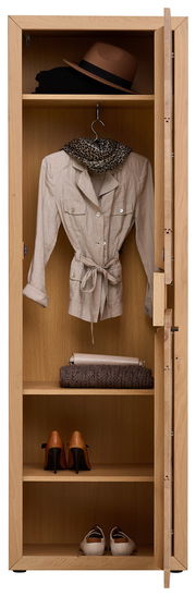 Garderobenschrank aus Holz mit geöffneter Tür, zeigt Innenansicht mit Haken für Kleidung, Regalböden mit Hut, Jacke, Schal, Handtasche und Schuhen. Frontalansicht.