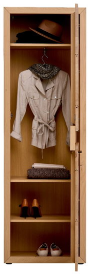 Garderobenschrank aus Holz mit geöffneter Tür, zeigt Innenansicht mit Haken für Kleidung, Regalböden mit Hut, Jacke, Schal, Handtasche und Schuhen. Frontalansicht.