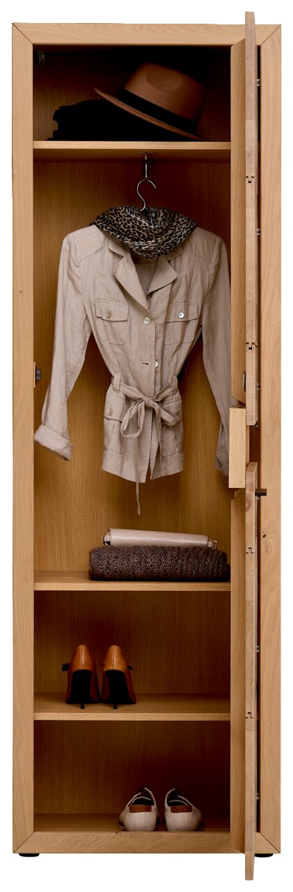 Garderobenschrank aus Holz mit geöffneter Tür, zeigt Innenansicht mit Haken für Kleidung, Regalböden mit Hut, Jacke, Schal, Handtasche und Schuhen. Frontalansicht.