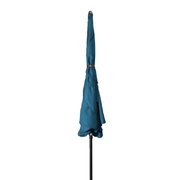 Geschlossener blauer Sonnenschirm in aufrechter Position