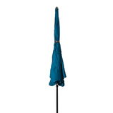 Geschlossener blauer Sonnenschirm in aufrechter Position