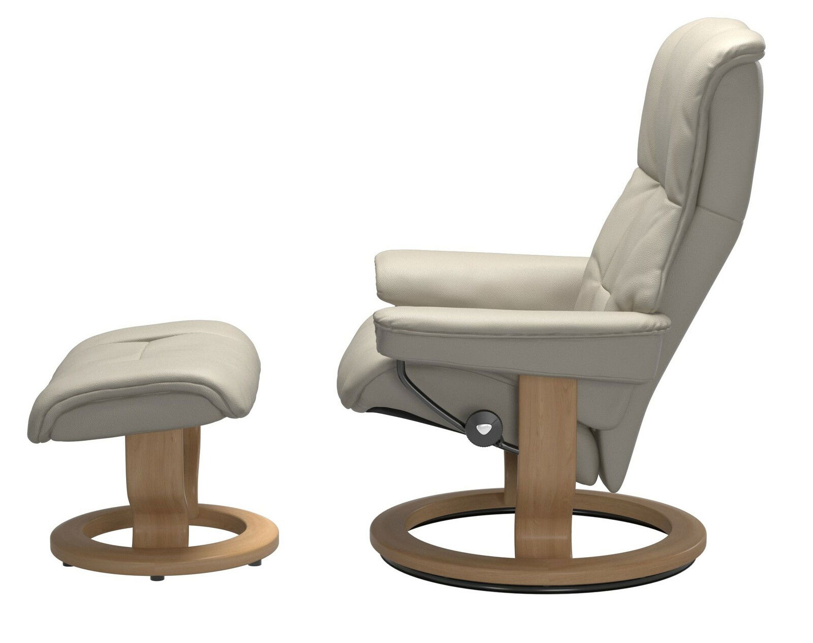 Seitenansicht eines beigen Stressless Einzelsessels mit passendem Hocker, beide mit Holzgestell.