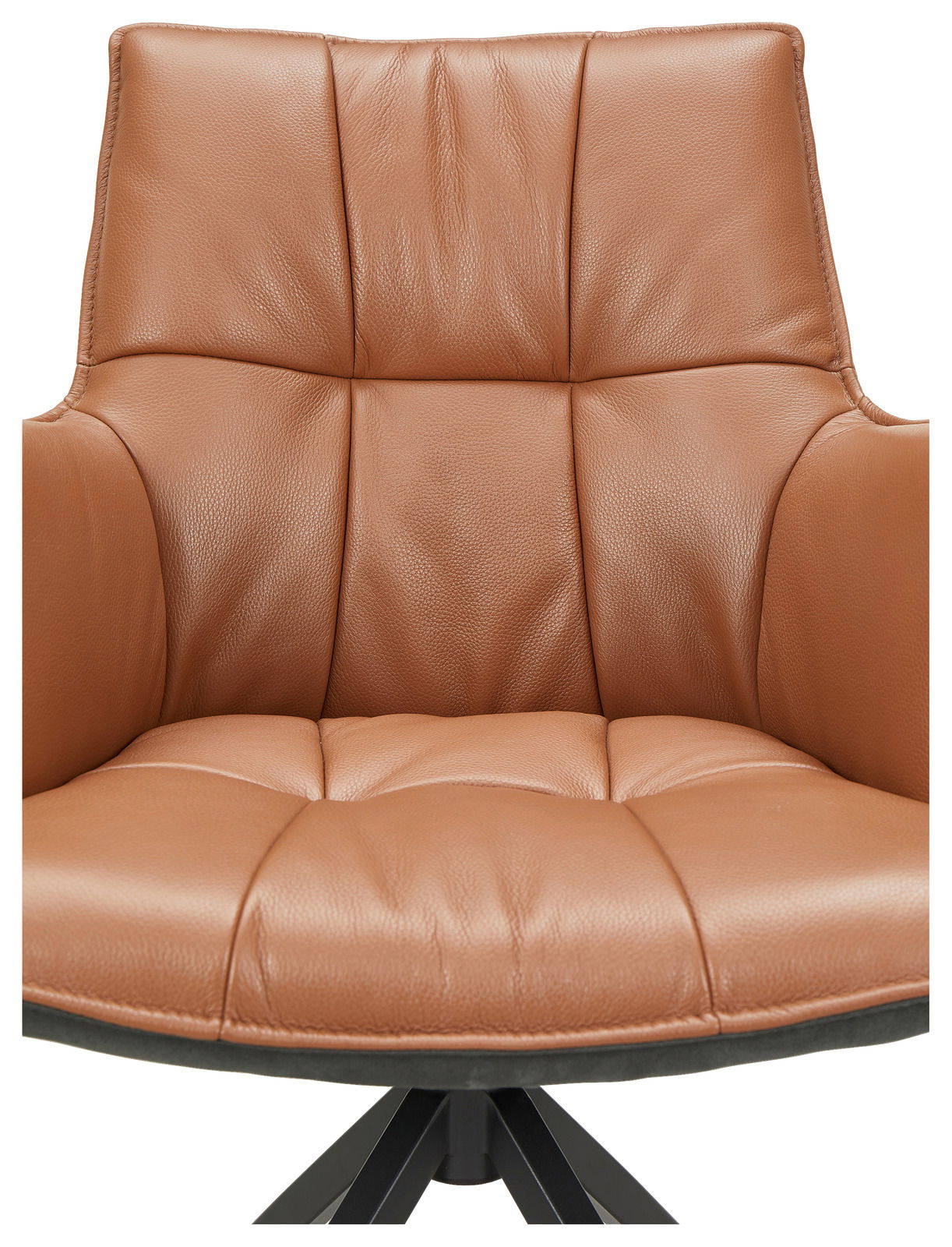 Nahaufnahme eines braunen Ledersessels mit gepolsterter Rückenlehne und Sitzfläche, Vorderansicht