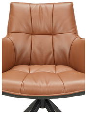 Nahaufnahme eines braunen Ledersessels mit gepolsterter Rückenlehne und Sitzfläche, Vorderansicht