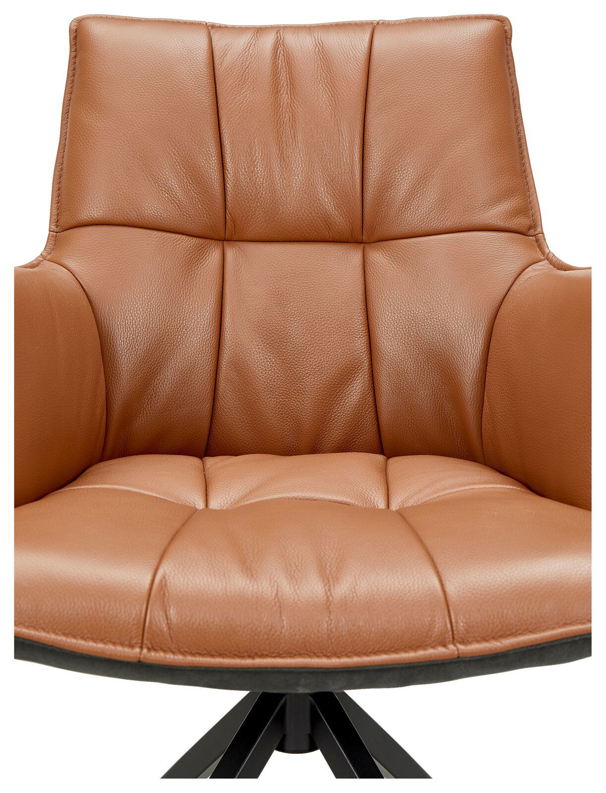 Nahaufnahme eines braunen Ledersessels mit gepolsterter Rückenlehne und Sitzfläche, Vorderansicht