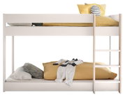 Weißes Etagenbett mit Leiter, seitliche Perspektive, dekoriert mit gelben und grauen Kissen.
