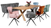 Eettafel met houten blad en X-vormige poten, omringd door kleurrijke gestoffeerde stoelen in verschillende kleuren, gezien vanuit de zijkant.