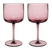 Zwei rosafarbene Weinkelche aus Glas, frontal abgebildet.