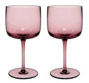 Zwei rosafarbene Weinkelche aus Glas, frontal abgebildet.