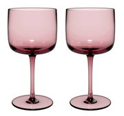 Zwei rosafarbene Weinkelche aus Glas, frontal abgebildet.