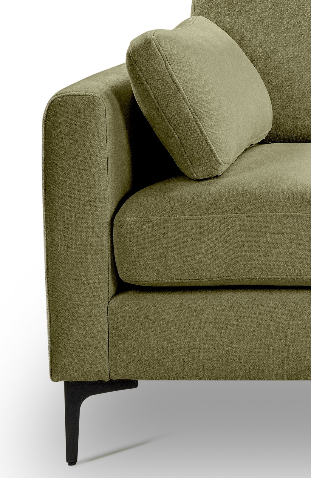 Detailaufnahme eines olivgrünen Stoffsofas mit Armlehne, Sitzkissen und losem Rückenkissen auf schwarzen Metallfüßen, Perspektive: seitliche Nahansicht von vorne links