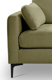 Detailaufnahme eines olivgrünen Stoffsofas mit Armlehne, Sitzkissen und losem Rückenkissen auf schwarzen Metallfüßen, Perspektive: seitliche Nahansicht von vorne links
