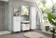 Modernes Badezimmer mit weißem Möbel-Set, bestehend aus einem hohen Schrank, einem Waschbeckenunterschrank und einem Spiegelschrank, auf schräg einfallendes Tageslicht ausgerichtet.