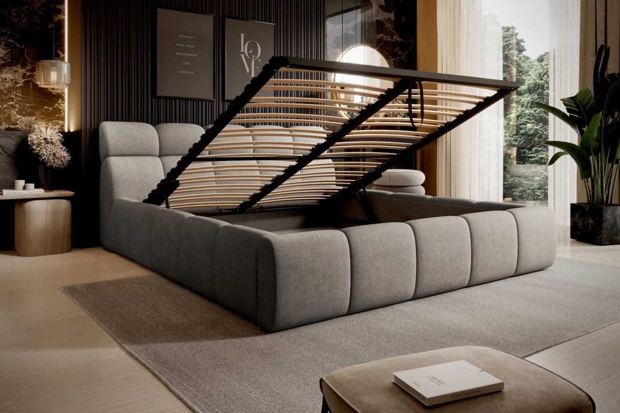 Modernes Polsterbettgestell in einem stilvollen Schlafzimmer, seitliche Perspektive mit hochgeklapptem Lattenrost, um den Stauraum darunter zu zeigen.