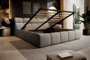 Modernes Polsterbettgestell in einem stilvollen Schlafzimmer, seitliche Perspektive mit hochgeklapptem Lattenrost, um den Stauraum darunter zu zeigen.