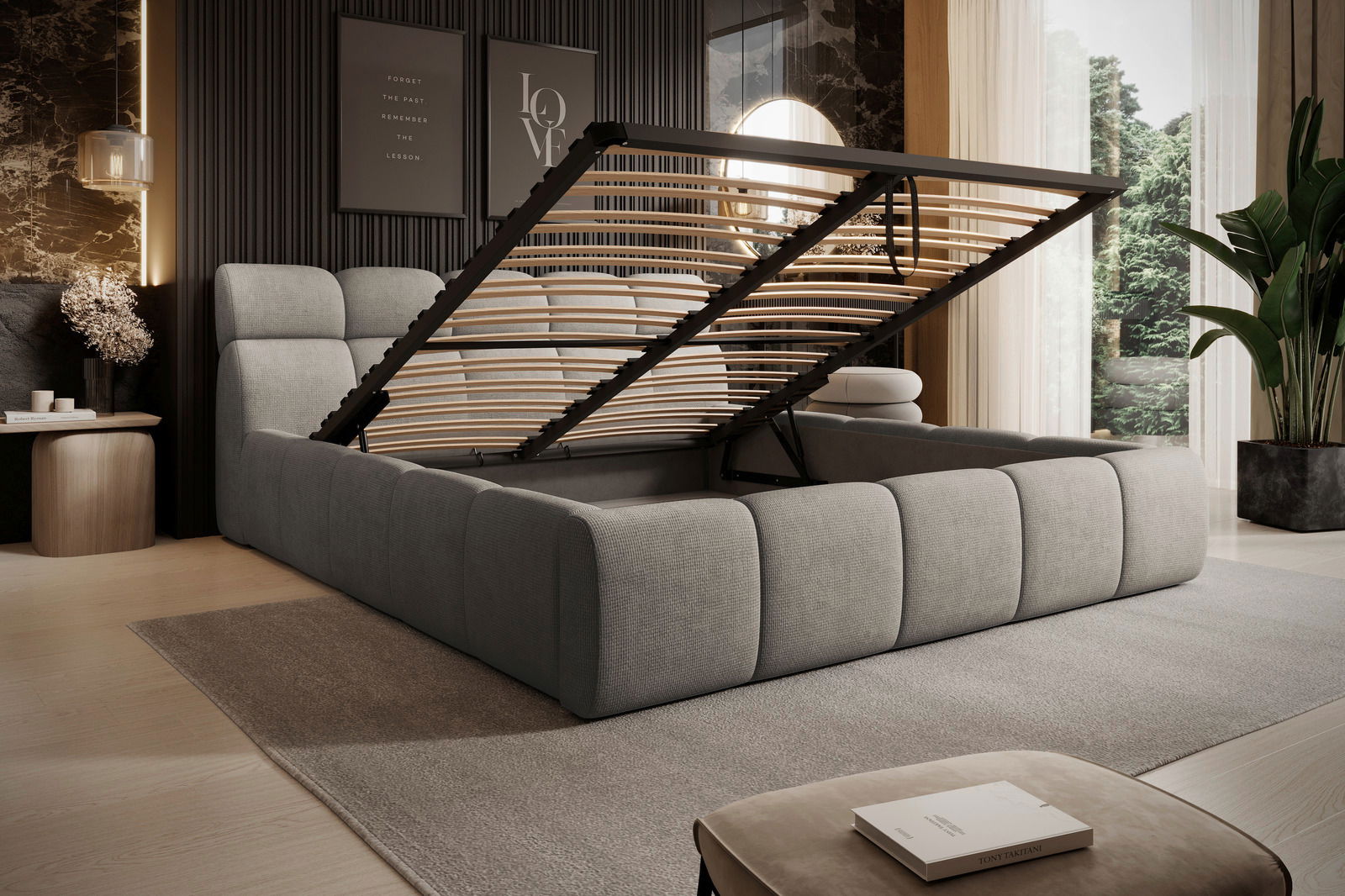 Modernes Polsterbettgestell in einem stilvollen Schlafzimmer, seitliche Perspektive mit hochgeklapptem Lattenrost, um den Stauraum darunter zu zeigen.