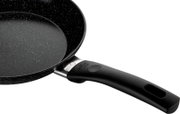 Bratpfanne mit Antihaftbeschichtung und ergonomischem Griff, seitliche Perspektive