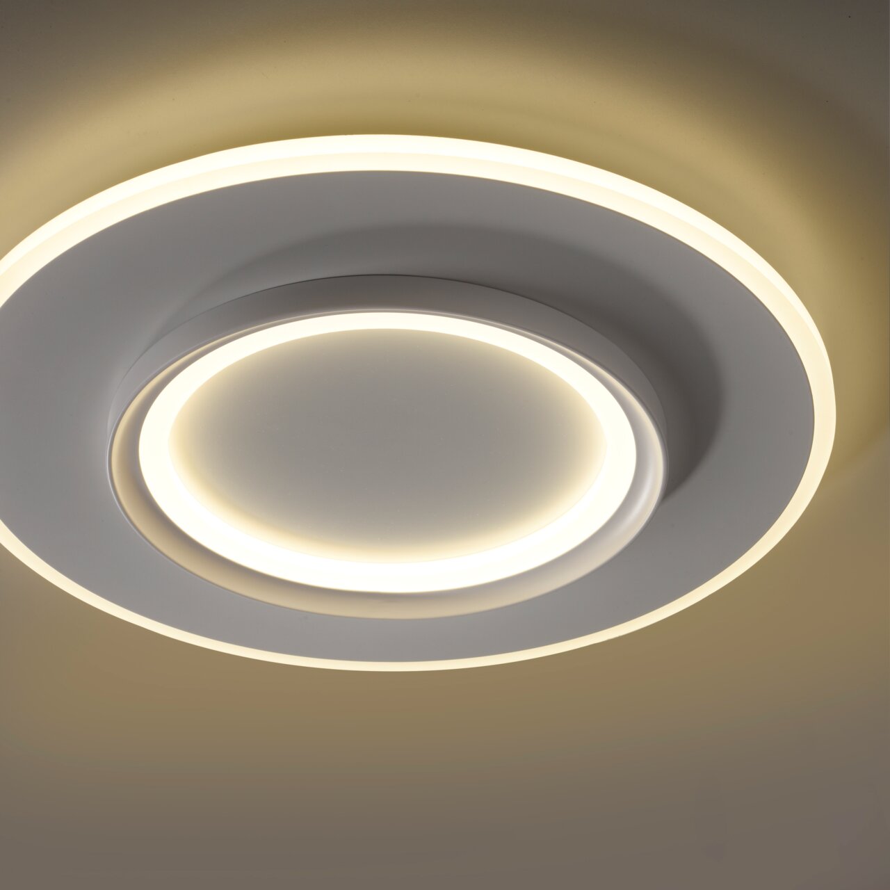 Moderne Deckenleuchte Q-KALINA mit kreisförmigem Design, seitliche Perspektive