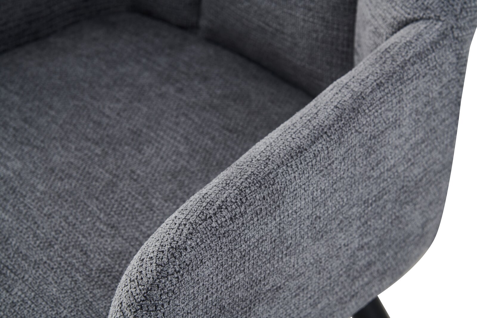 Nahaufnahme eines grauen, gepolsterten Stoffsessels mit strukturierter Polsterung, schräg von oben auf Armlehne und Sitzfläche fotografiert