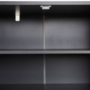 Innenansicht eines modernen, grauen Sideboards mit zwei Regalböden, frontal betrachtet.